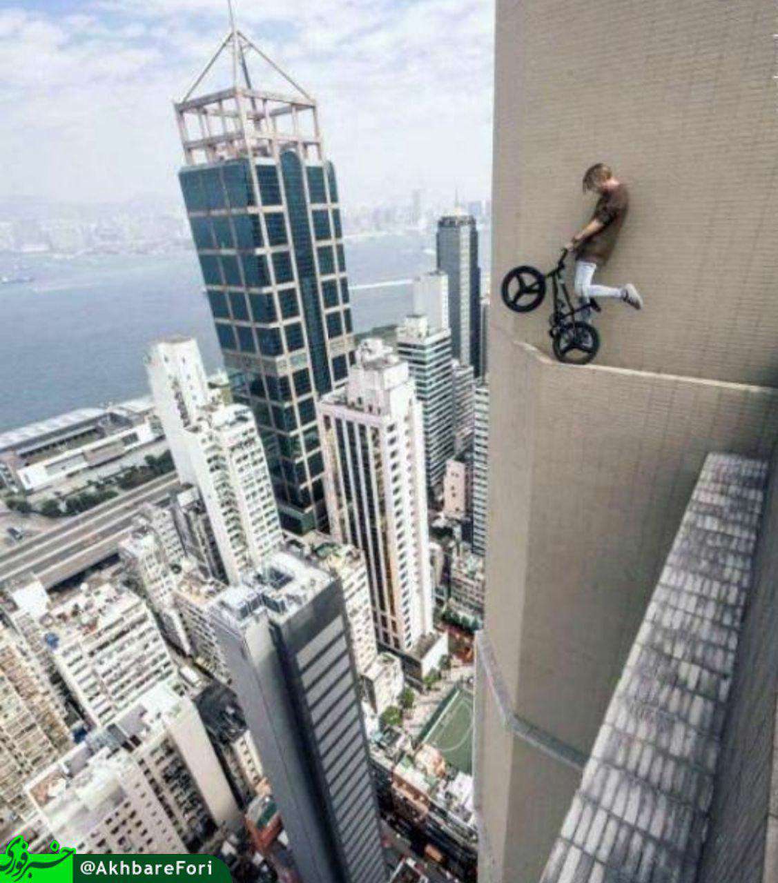 حرکت نمایشی و خطرناک یک دوچرخه سوار اسلونیایی روی لبه طبقه سی‌اُم یک برج در هنگ کنگ